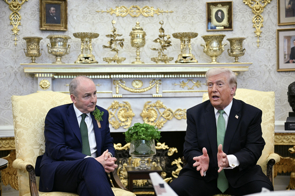 美國總統唐納德．川普（Donald Trump）於2026年3月17日在美國華盛頓特區白宮橢圓形辦公室（Oval Office）與愛爾蘭總理米歇爾．馬丁（Micheál Martin）舉行雙邊會晤。