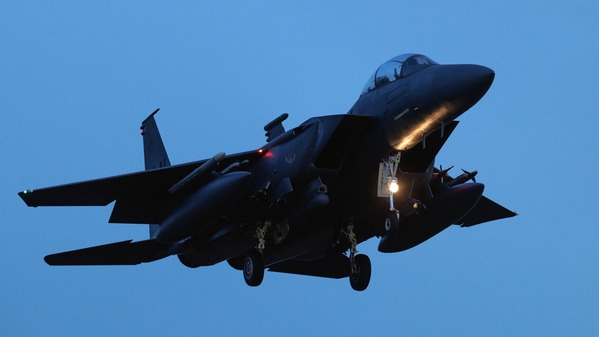 三架美國F-15戰鬥機在科威特被友軍誤擊墜毀(圖)