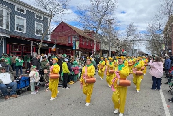 法輪大法腰鼓隊於3月14日參加了羅德島州Newport「聖派翠克節」遊行，受到當地民眾熱烈歡迎。（攝影/林丹）