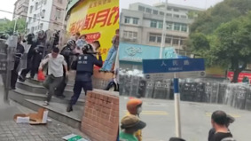 广东信宜抗议升级警察在“人民路上打人民”(组图)