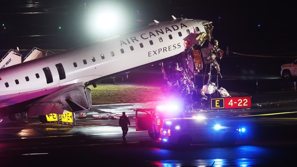 紐約拉瓜迪亞機場客機與消防車碰撞致兩飛行員遇難(圖)