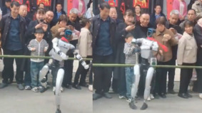 中国机器人又出事了表演中挥臂掌掴小男孩(图)
