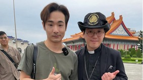 台湾网红八炯赴纽约中领馆“自首”吃闭门羹(图)