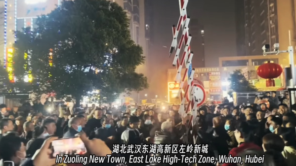 3月24日晚，武漢左嶺新城上千業主與物業對抗，一夜拆除6個小區的收費杆，終結其強制收費計劃。