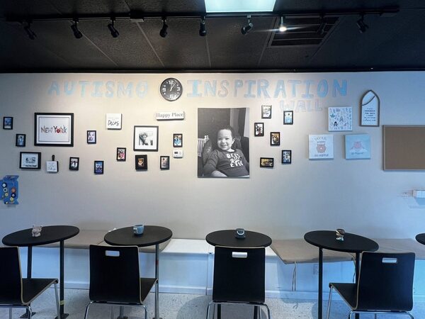 📍 “位于纽约州米德尔敦的 Autismo Café 座位区照片。（图片来源：Autismo Café 提供）