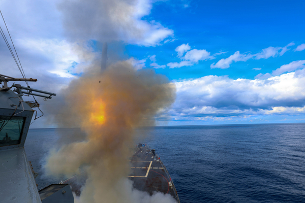 美國中央司令部主導美軍對伊朗展開的「史詩之怒」行動。圖為美國海軍發布的導彈發射圖片。