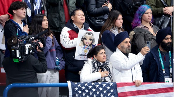 2026年2月19日，在米蘭-科爾蒂納2026年冬季奧運會第十三天的比賽中，艾莉莎·劉在米蘭冰上運動場贏得女子單人滑花式滑冰金牌後，她的父親亞瑟·劉與她的兄弟姐妹塞琳娜、朱莉婭、約書亞和賈斯汀一起聆聽美國國歌。（Jean Catuffe/Getty Images)