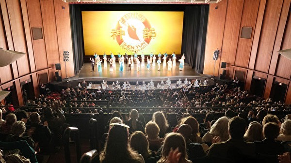 2024年1月13日，神韻北美藝術團在美國諾福克克萊斯勒廳（Chrysler Hall）的兩場演出爆滿。圖為當天下午場神韻演出的謝幕照。