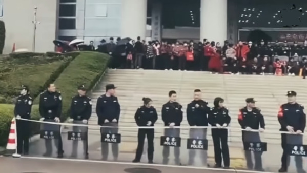 3月2日，福建莆田黄金码头公司爆雷，千人围堵市政府维权。