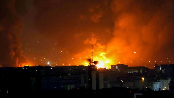 2026年3月7日，德黑蘭梅赫拉巴德國際機場遭空襲後，濃煙烈火升騰。以色列於3月7日宣布對德黑蘭目標發動「大規模」空襲，同時，伊朗國家廣播公司通報了該市西部發生爆炸。 （圖片來源：ATTA KENARE / AFP via Getty Images）