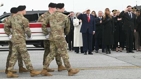 6名阵亡美军回国川普多佛基地致敬并警告伊朗(图)