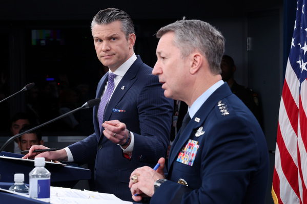 2026年3月31日，美國戰爭部長赫格塞斯（Pete Hegseth，左）和  參謀長聯席會議主席丹．凱恩上將（Gen.Dan Caine）出席五角大樓的新聞發布會。