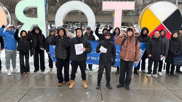任先生（前排左一）參加在多倫多市政府廣場舉辦的茉莉花行動。（任先生提供）