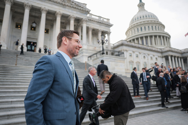 2026年3月5日：美国国会众议员艾瑞克・斯沃尔韦尔（Eric Swalwell，民主党-加州）在华盛顿特区国会大厦结束一系列投票后离开。