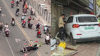 又一起献忠事件广西轿车沿途冲撞多辆电动车被撞飞(图)