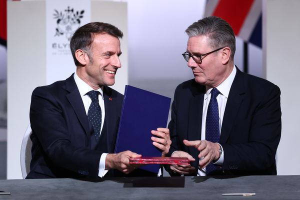 2026年1月6日：（从左至右）法国总统埃马纽埃尔・马克龙（Emmanuel Macron）与英国首相基尔・斯塔默（Keir Starmer）在巴黎爱丽舍宫举行的“志愿联盟”（Coalition of the Willing）会议期间签署了一份意向声明，内容为在达成和平协议的情况下向乌克兰部署部队。