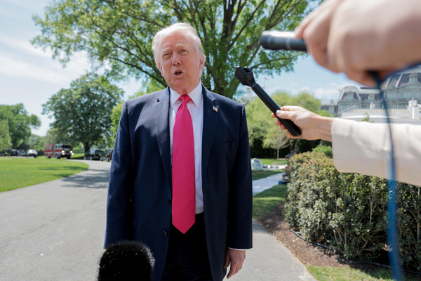 2026年4月16日，美国华盛顿特区，美国总统唐纳德・川普（Donald Trump）在白宫南草坪登上“海军陆战队一号”（Marine One）前向媒体发表讲话。