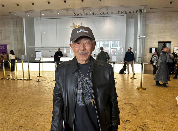 来自台湾的活动策划人黄帕特里克于2026年4月12日观看了神韵在林肯中心的演出。（图片：（摄影/看中国/Anna Lin）