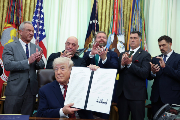 图说：2026年4月18日，美国华盛顿特区，美国总统唐纳德·川普（Donald Trump）在白宫椭圆形办公室发表讲话，并签署一项行政命令。该命令指示美国食品药品监督管理局（Food and Drug Administration，FDA）就迷幻药在临床试验中的使用发布新指导方针，旨在用于治疗患有创伤后应激障碍（PTSD）的美国退伍军人。