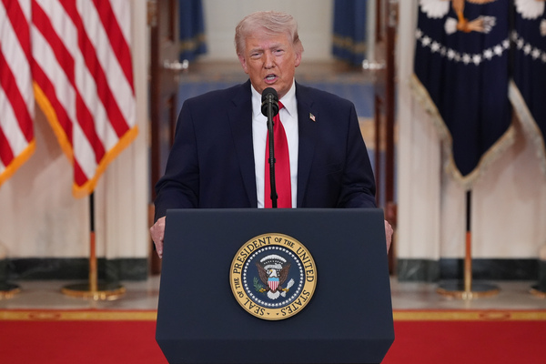2026年4月1日，美國總統唐納德．川普（Donald Trump）在華盛頓特區白宮的十字大廳（Cross Hall）發表講話。川普利用這場黃金時段的全國電視講話，向美國民眾通報伊朗戰爭的最新進展。