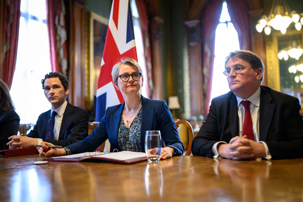 2026年4月2日，英國外交大臣伊薇特．庫珀（Yvette Cooper）在英國外交與聯邦事務部舉行的線上峰會上發言。