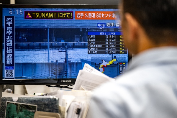 2026年4月20日，在日本東京，一張來自NHK直播畫面的照片顯示，屏幕上發布海嘯警報信息。當日，日本北部發生7.4級地震，日本氣象廳（Japan Meteorological Agency，JMA）發布海嘯警報，預計海浪高度最高可達3米（約10英尺）。