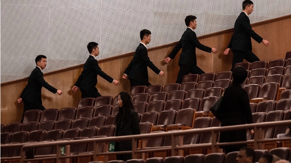 2026年3月12日，中共全国人民代表大会闭幕式开始前，在北京人民大会堂的安保人员走向各自岗位。（图片来源：Getty Images）