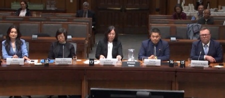 2026年4月20日下午，加拿大国会国际人权小组委员会（SDIR）举办“跨国镇压的全球影响”听证会，并向公众进行网络直播，证人包括麦克唐纳–劳里埃研究所（MLI）高级研究员Marcus Kolga（右一）、加拿大法轮大法学会全国协调人Grace Wollensak（中）、资深研究员Maria Cheung博士（左二）、加拿大西藏委员会执行董事Sherap Therchin（右二）、世界维吾尔代表大会副主席Zumretay Arkin（左一）等。（网络截图）