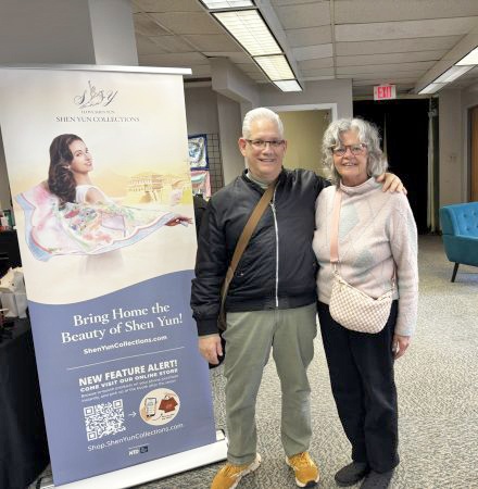 Glenn Losch 和 Joanne Perry 非常喜歡這場演出，並計劃明年再來觀賞神韻藝術團的全新演出。（攝影/看中國/Julie Wang)