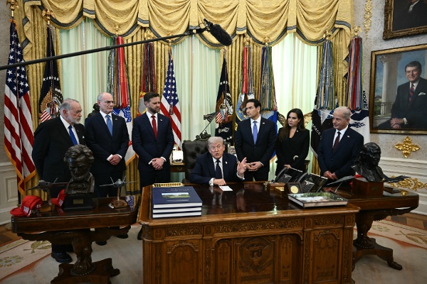 （左至右）美國駐以色列大使Mike Huckabee、以色列駐美國大使Yechiel Leiter、美國副總統JD Vance、美國國務卿Marco Rubio、黎巴嫩駐美國大使Nada Hamadeh Moawad以及美國駐黎巴嫩大使Michel Issa，在美國總統川普於2026年4月23日在華盛頓特區白宮會見黎巴嫩與以色列駐美大使期間發言時聆聽。