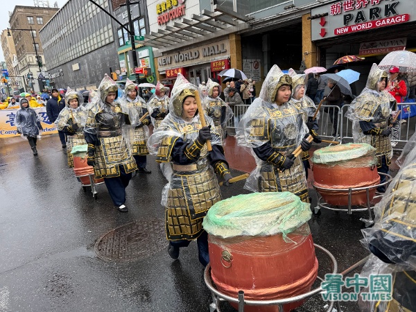 2026年4月25日，数千名大纽约地区法轮功学员在纽约法拉盛市中心举行了盛大的游行和集会活动，纪念19994.25中国法轮功学员北京和平大上访27周年。（看中国摄影：柳笛）
