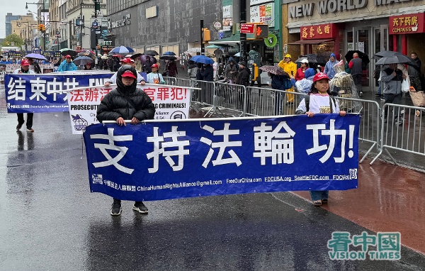 2026年4月25日，数千名大纽约地区法轮功学员在纽约法拉盛市中心举行了盛大的游行和集会活动，纪念19994.25中国法轮功学员北京和平大上访27周年。（看中国摄影：柳笛）