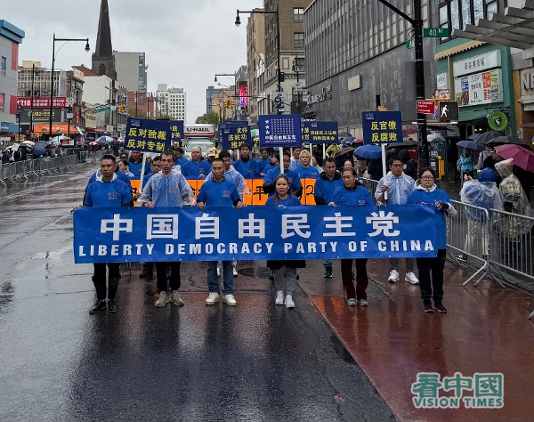 2026年4月25日，数千名大纽约地区法轮功学员在纽约法拉盛市中心举行了盛大的游行和集会活动，纪念19994.25中国法轮功学员北京和平大上访27周年。（看中国摄影：柳笛）