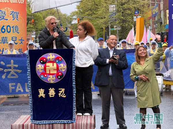 社區領袖Martha Flores-Vazquez在集會上發表簡短演説，她歡迎法輪功學員來到她的社區，法拉盛，感謝紐約警察局維持次序