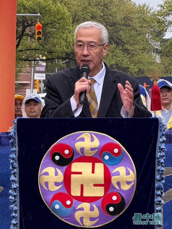 汪志遠先生在紐約法拉盛，紀念法輪功「4.25和平上訪」27週年集會現場，接受《看中國》記者采訪。