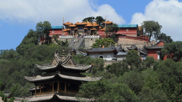 山寺大殿後有一塊天然巨石，名曰「清涼石」，堪稱五臺山鎮山之寶。