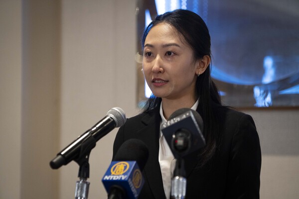 神韻主持人Nancy Zhang在4月2日多倫多的新聞會上發言