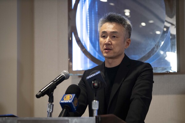 神韻藝術家Jason Shen在新聞會上發言