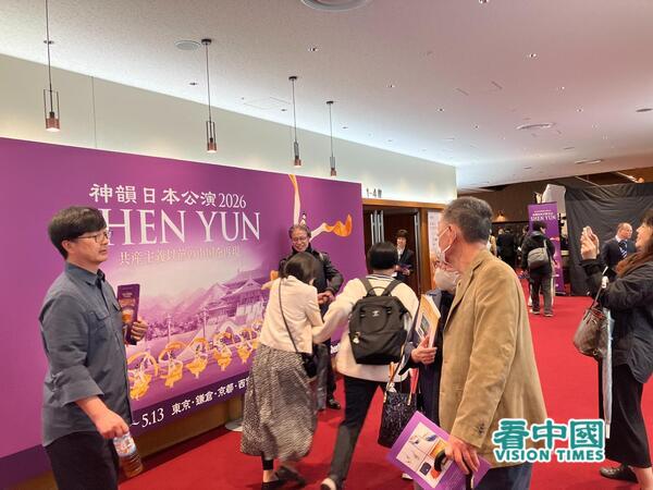 觀眾在神韻展板前拍照留念