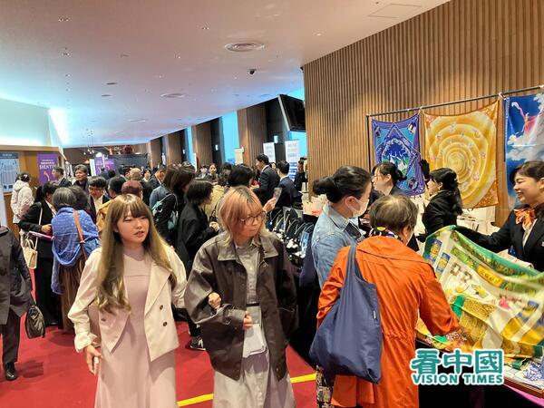 觀眾在展臺前挑選首飾、臺曆等神韻作品。