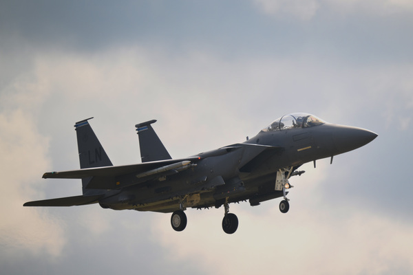 一架美軍F-15E 「猛禽」戰鬥機於2025年7月22日降落在英國萊肯希思皇家空軍基地。