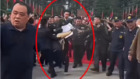 毛新宇携家人清明湖南祭祖女冤民拦路跪地递诉状(图)