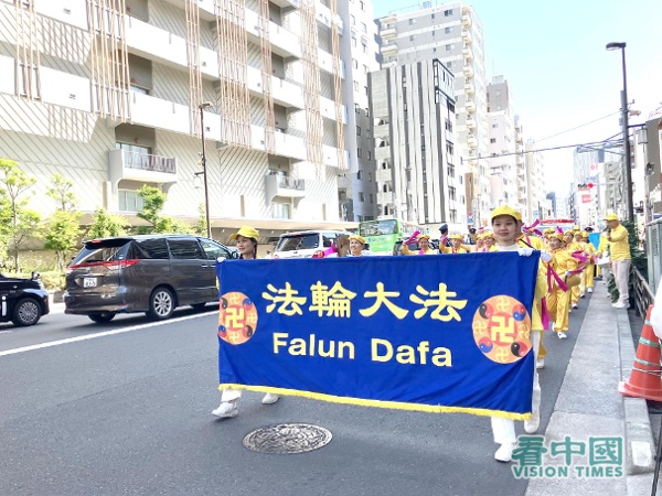 法輪功學員的遊行隊伍