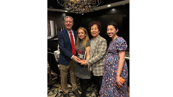 法輪功學員王春彥（右二）與前美國宗教自由大使布朗巴克（左一）、维吾尔受迫害女子Mihrigul Tursun（左二）及錫安教會牧师金明日的女儿金婷雅（右一