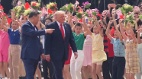 川普到访北京网民惊现：小学生欢迎人群没戴红领巾(图)