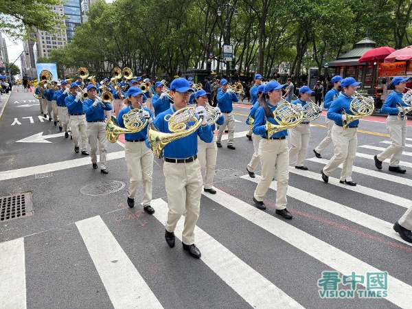 2026年5月13日，是第27个“世界法轮大法日”。在美国纽约曼哈顿，上千名来自不同国家、不同社会阶层、不同年龄的法轮功学员举办游行，向人们传送法轮大法的美好。