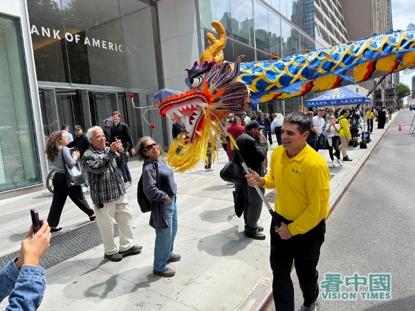 2026年5月13日，是第27个“世界法轮大法日”。在美国纽约曼哈顿，上千名来自不同国家、不同社会阶层、不同年龄的法轮功学员举办游行，向人们传送法轮大法的美好。