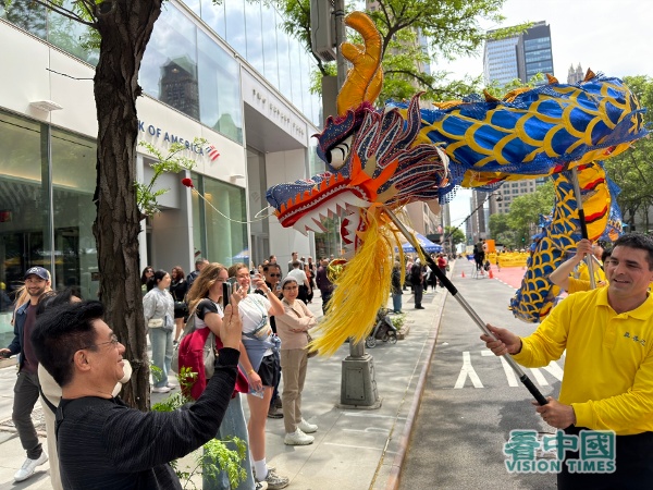 2026年5月13日，是第27个“世界法轮大法日”。在美国纽约曼哈顿，上千名来自不同国家、不同社会阶层、不同年龄的法轮功学员举办游行，向人们传送法轮大法的美好。