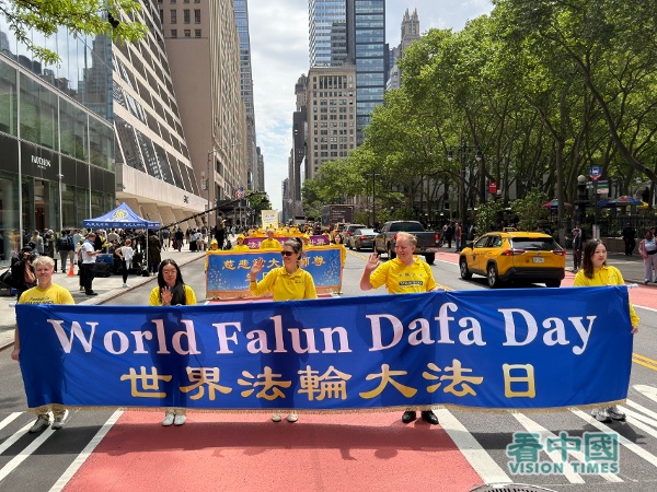 2026年5月13日，是第27个“世界法轮大法日”。在美国纽约曼哈顿，上千名来自不同国家、不同社会阶层、不同年龄的法轮功学员举办游行，向人们传送法轮大法的美好。