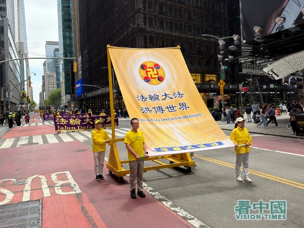 2026年5月13日，是第27个“世界法轮大法日”。在美国纽约曼哈顿，上千名来自不同国家、不同社会阶层、不同年龄的法轮功学员举办游行，向人们传送法轮大法的美好。